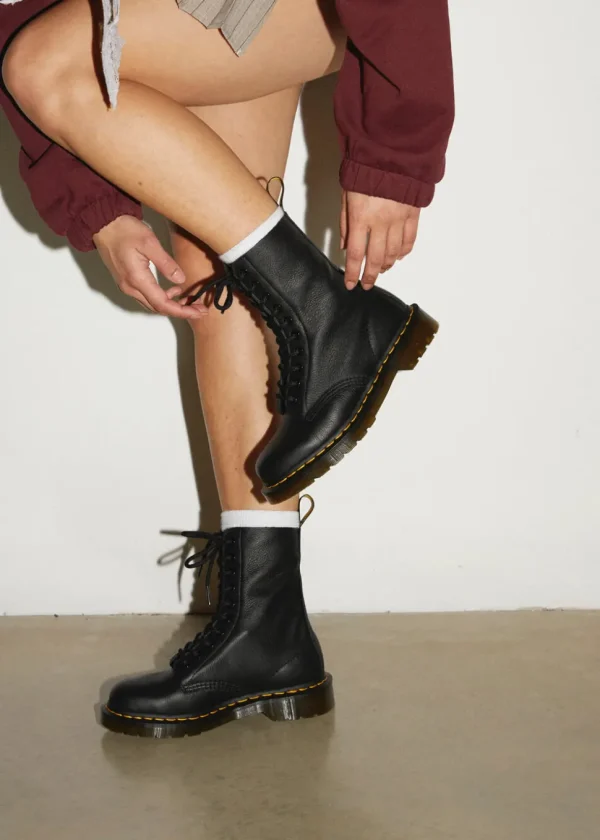 Dr. Martens 1490 Virginia Leather Boots Black
