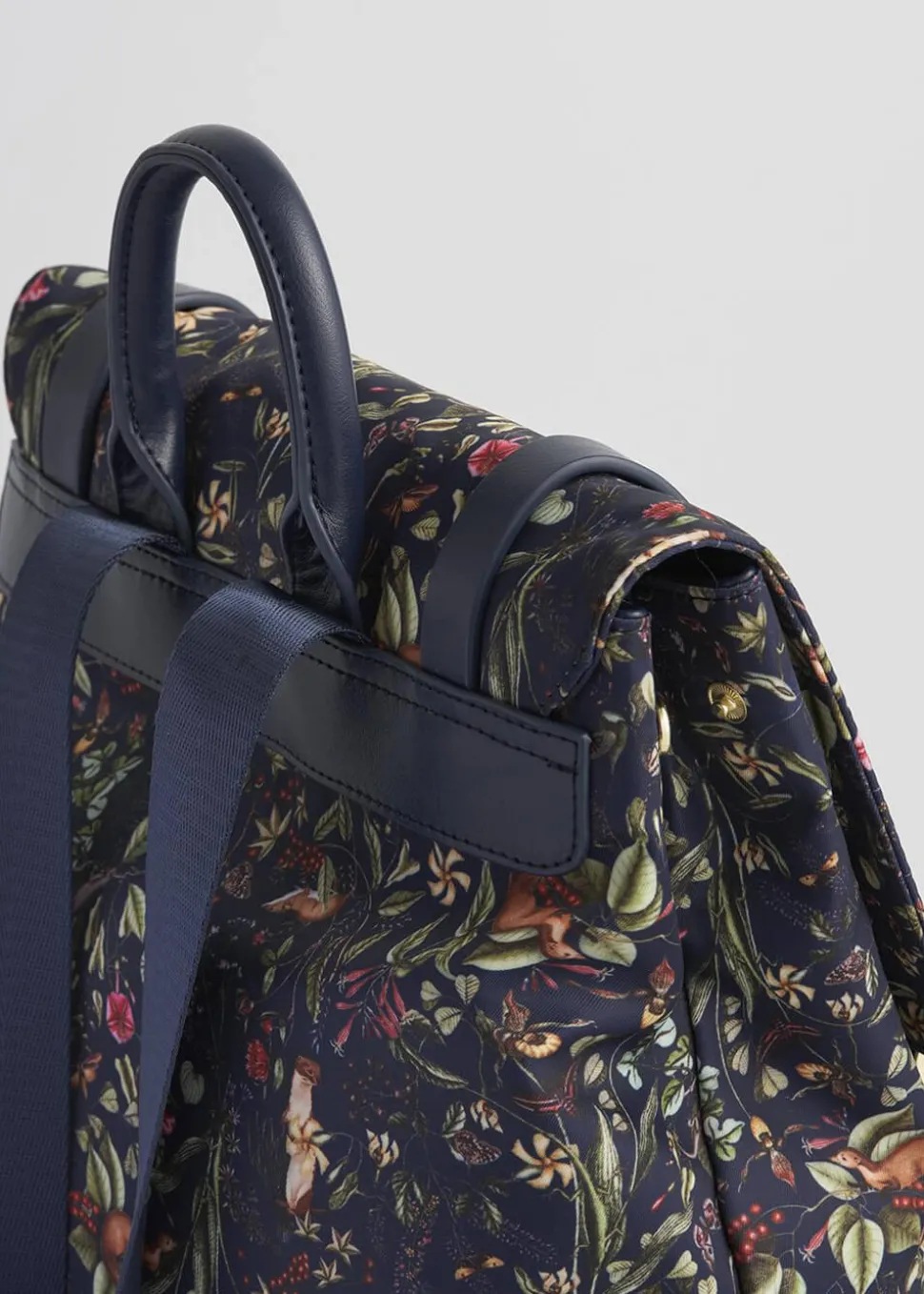 fable_england_wolf_garden_4-1.webp Fable England Wolf Garden Backpack Navy