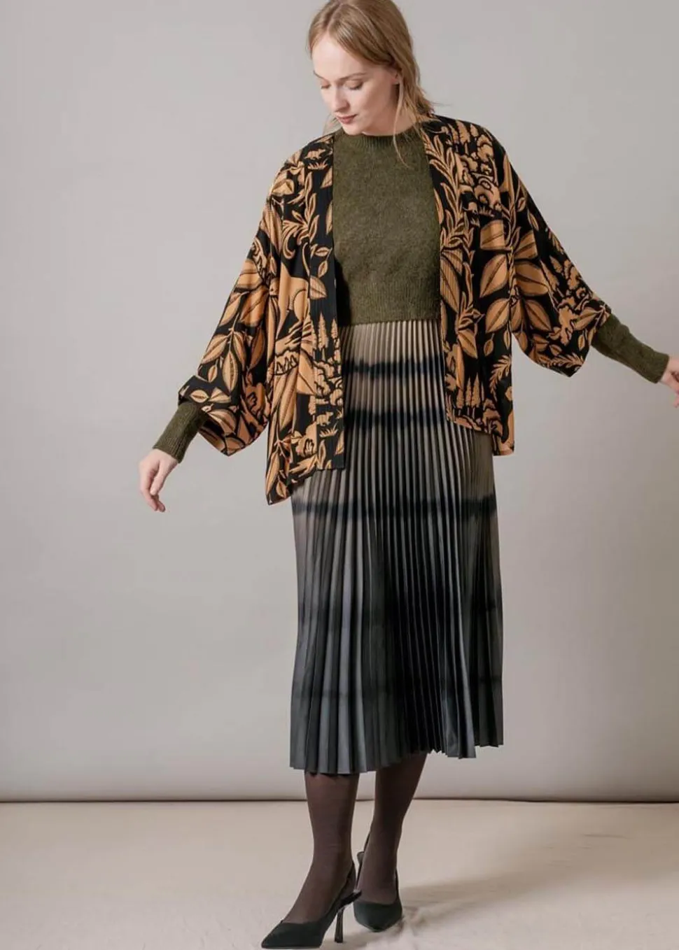 one_hundred_stars_sphinx__2.webp One Hundred Stars Sphinx Crepe Short Kimono Black