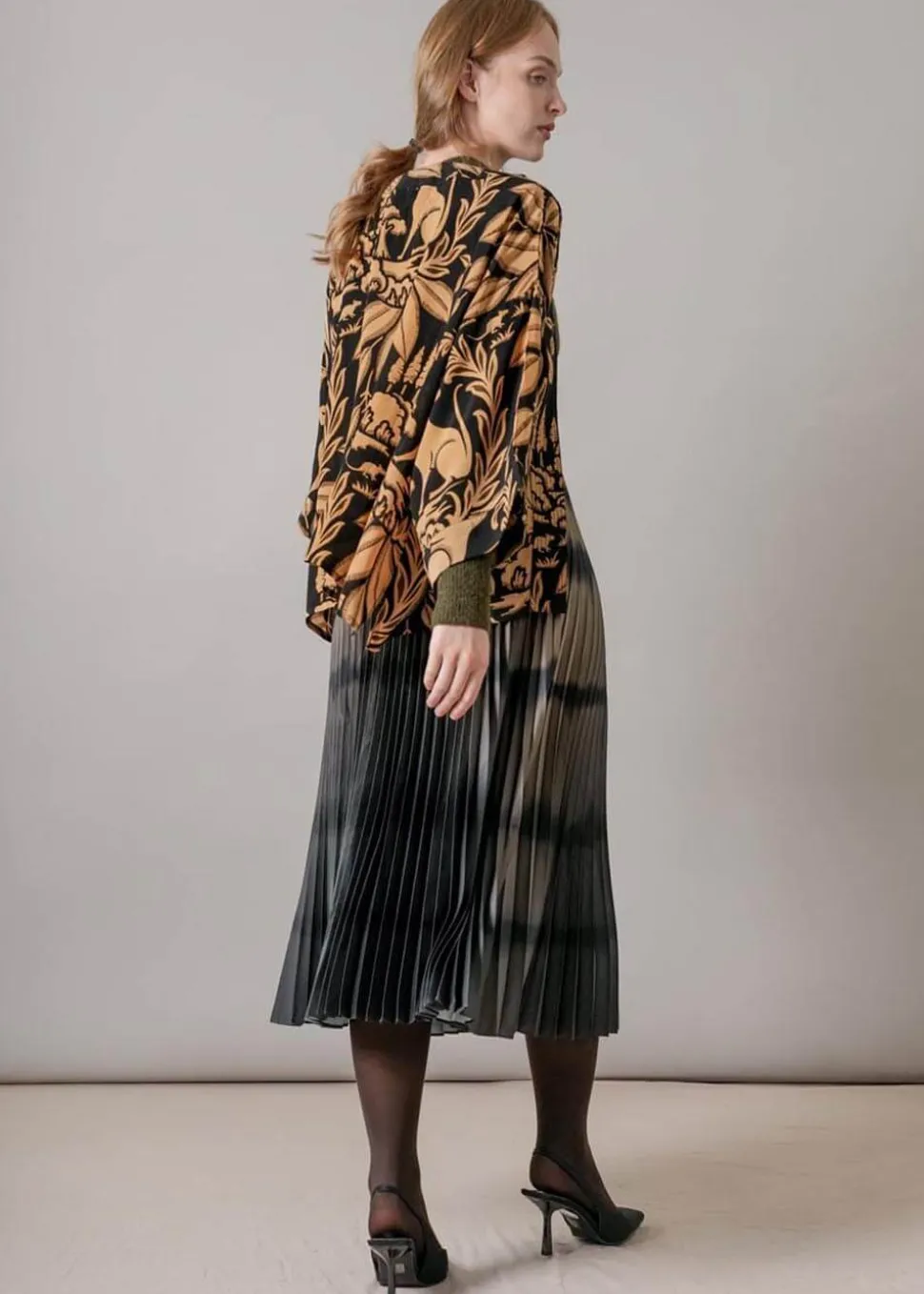 one_hundred_stars_sphinx__3.webp One Hundred Stars Sphinx Crepe Short Kimono Black